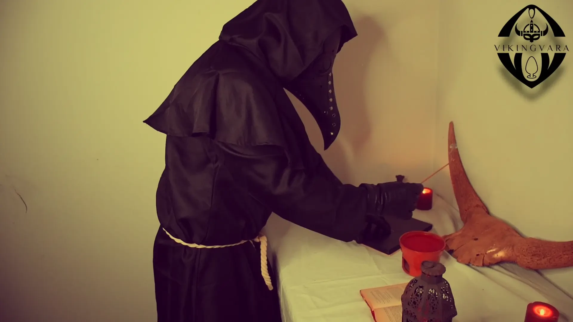 Il becchino invoca uno spirito maligno e dietro di lui appare un 