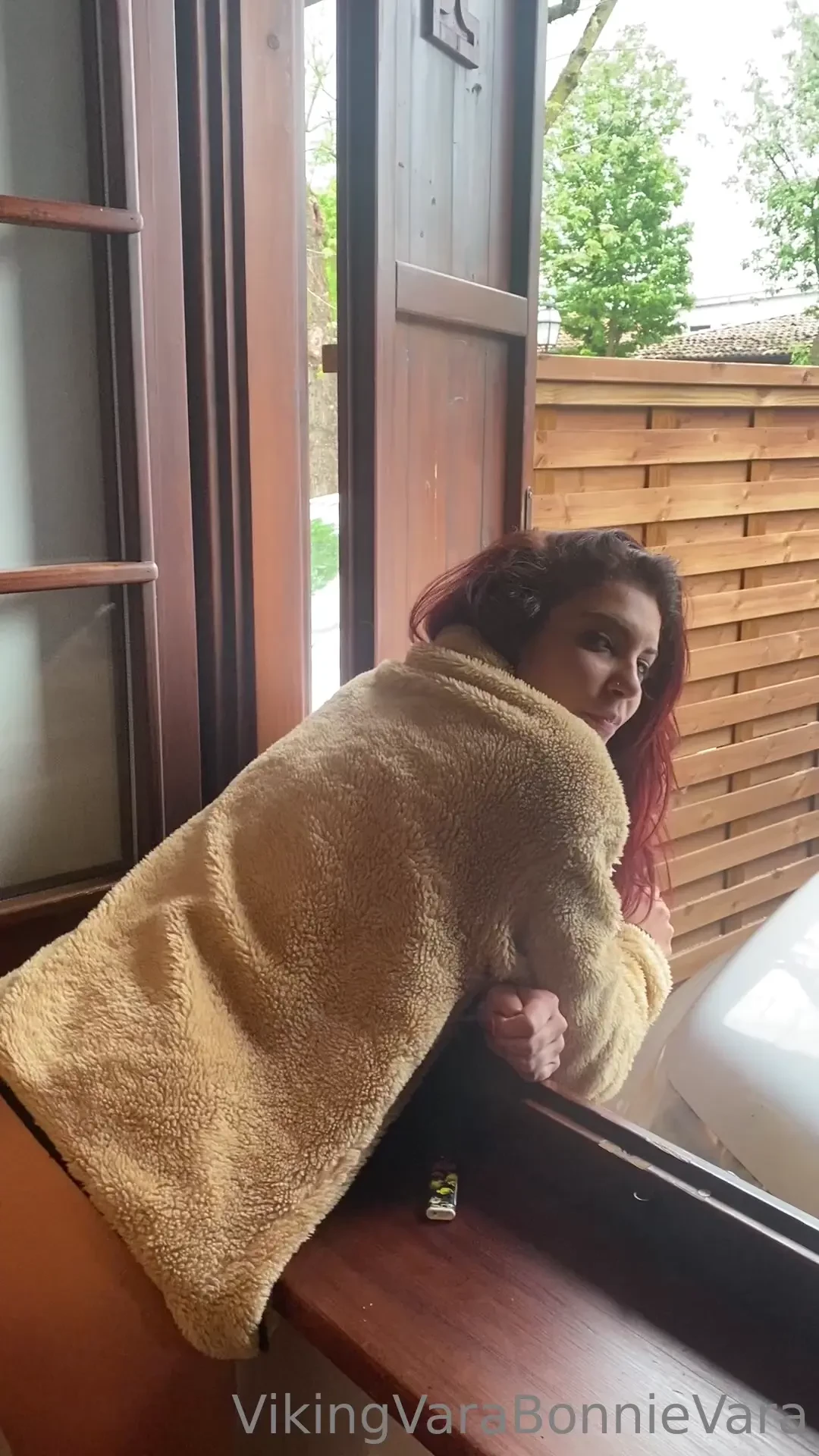 Fatemi compagnia mentre mi masturbo alla finestra 