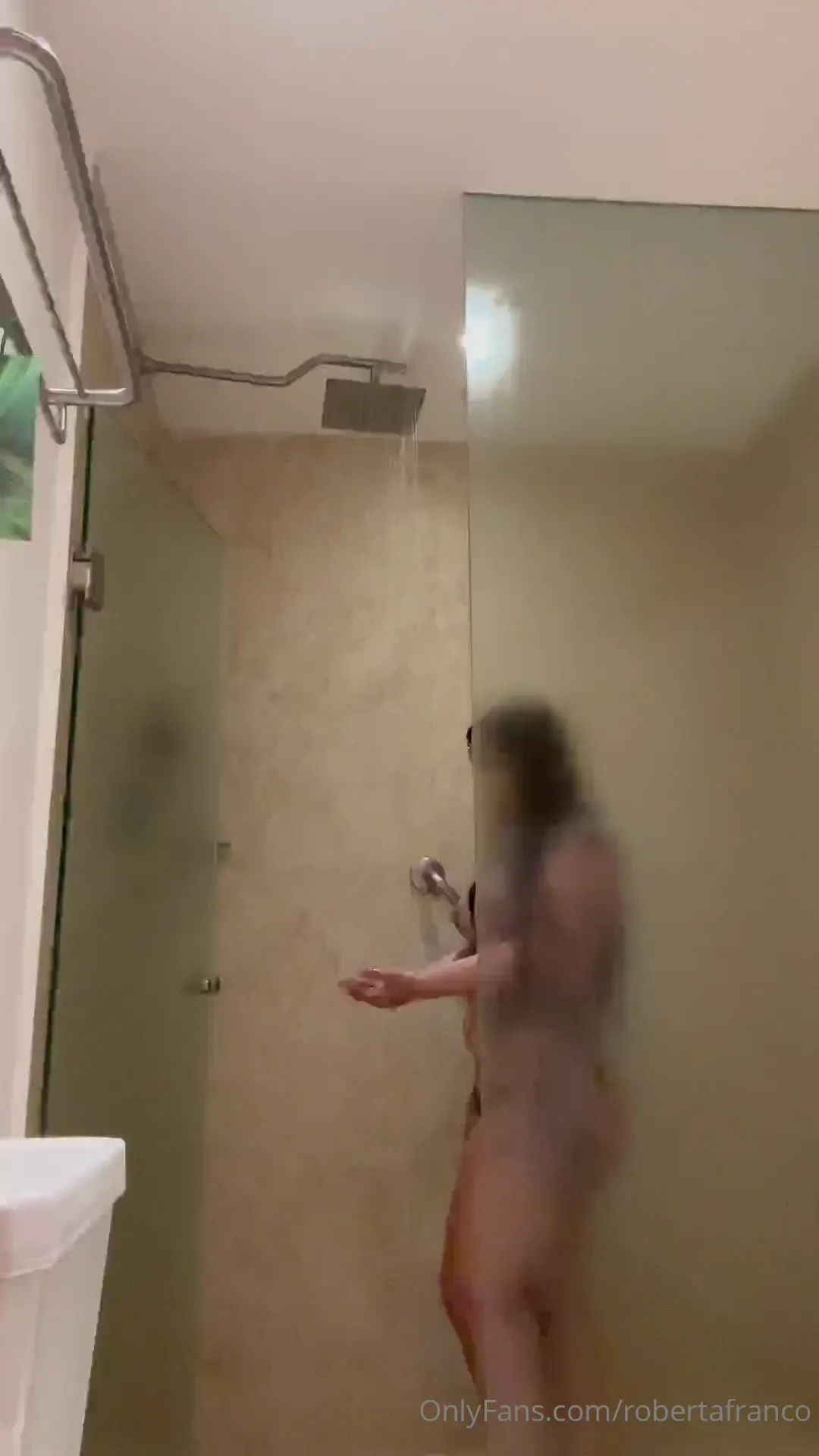 D ndome un rico ba o despu s de masturbarme todo el d a 