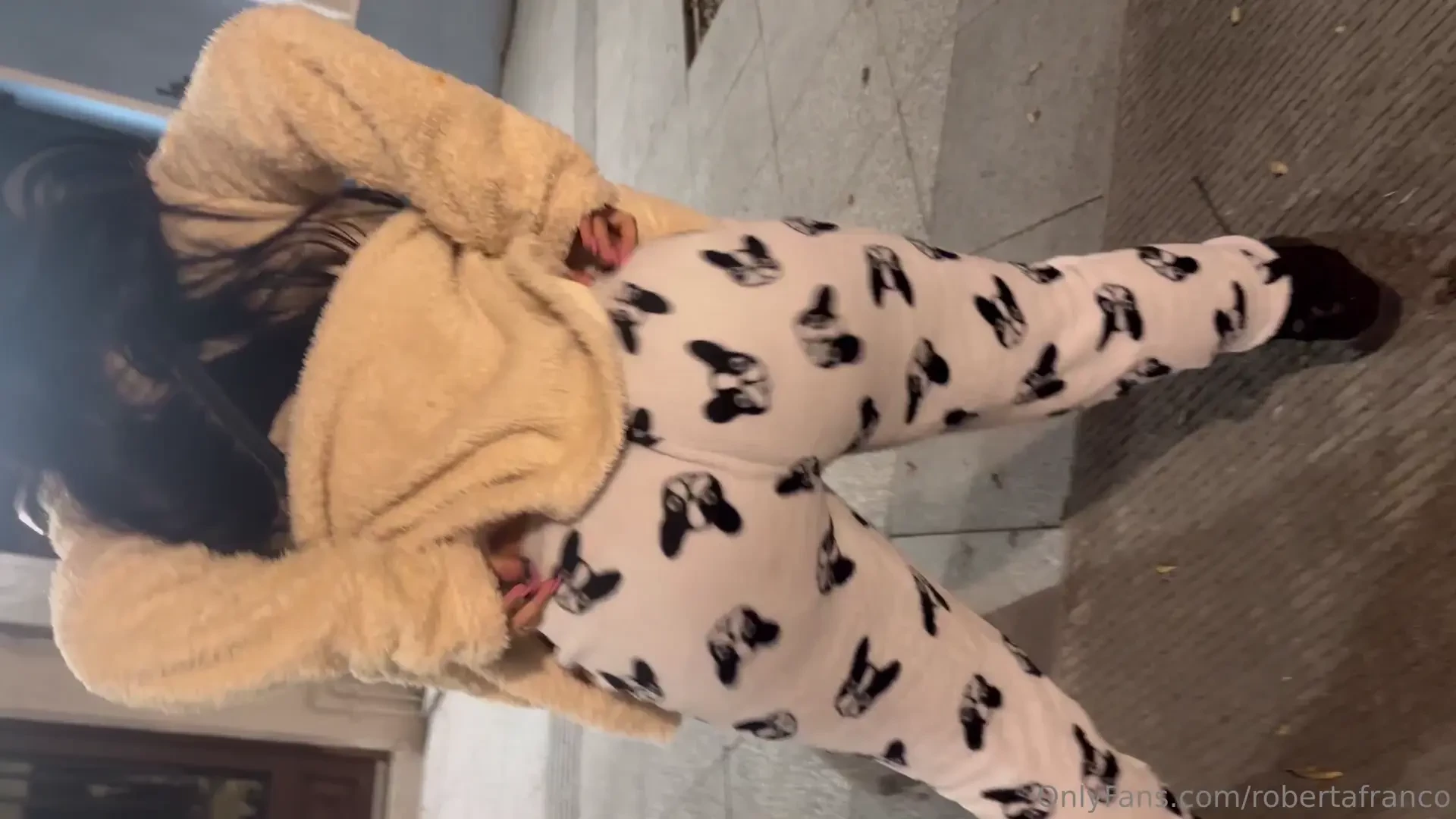 Haciendo de las m as en barrio antiguo 