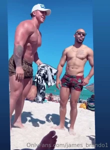 When people wanna take a pic with the muscle god on miami beach