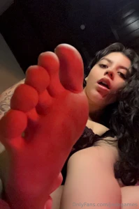 Open your mouth so i can put my cute little toes in it