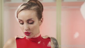 Blonde in latex - glitter curves and a look that makes your heart go