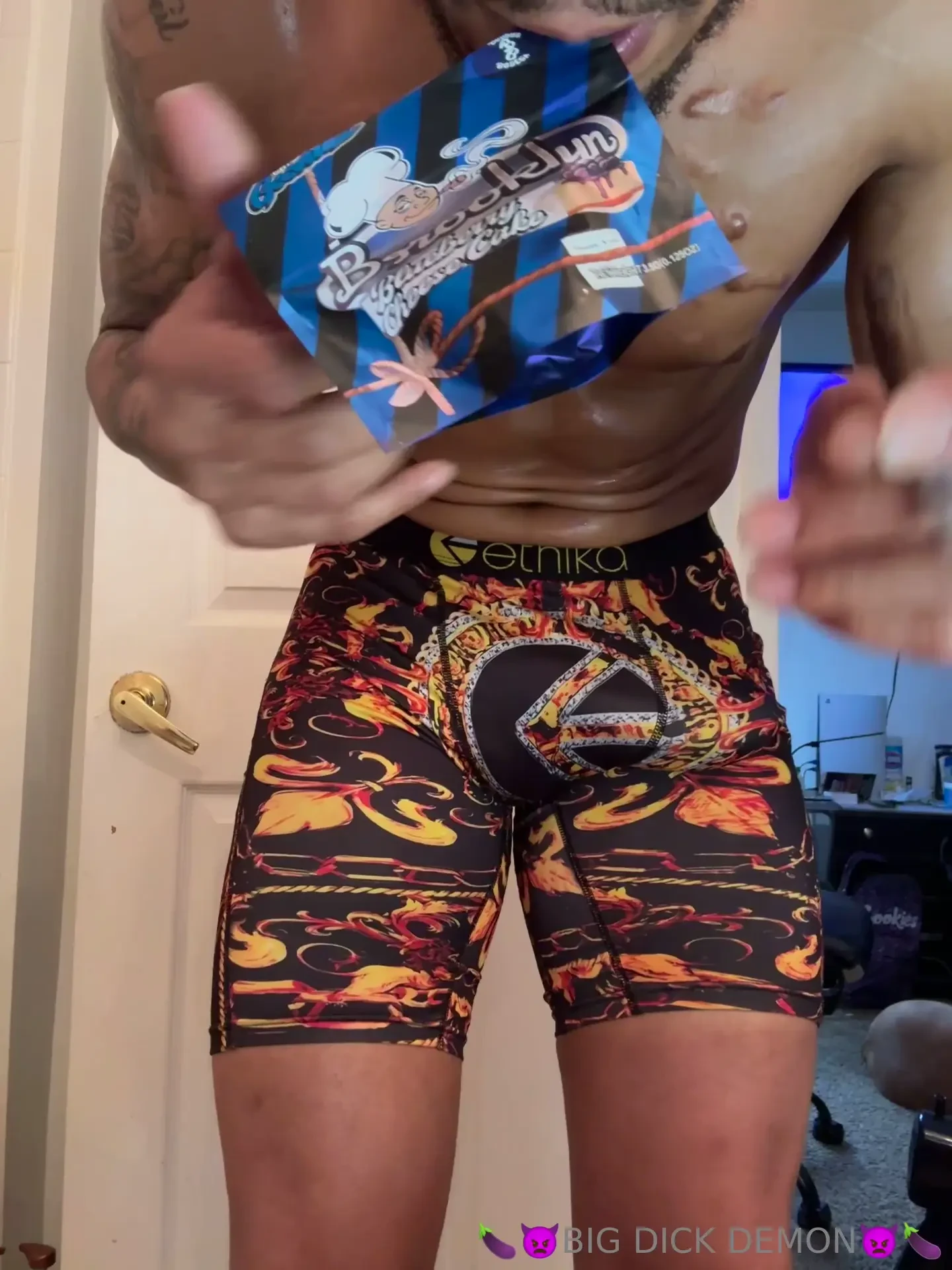 I want you look at this and tell me what s ya favorite thing about me 