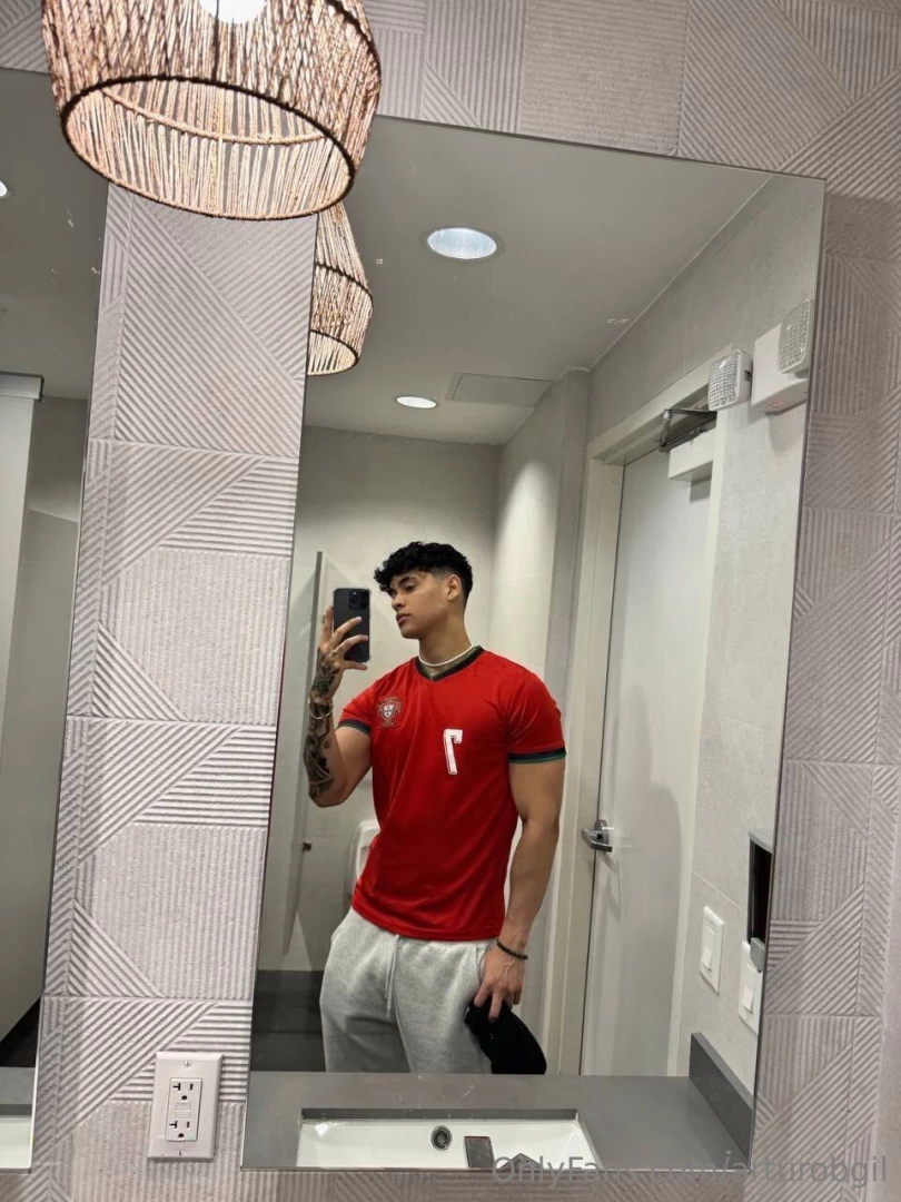 I know what the mirror sees do you 