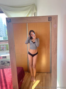 Playing shy but the mirror knows everything jugando a ser t mida pero