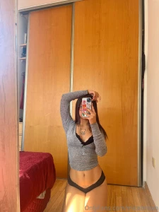 A reflection a secret and you watching it all un reflejo un secreto y