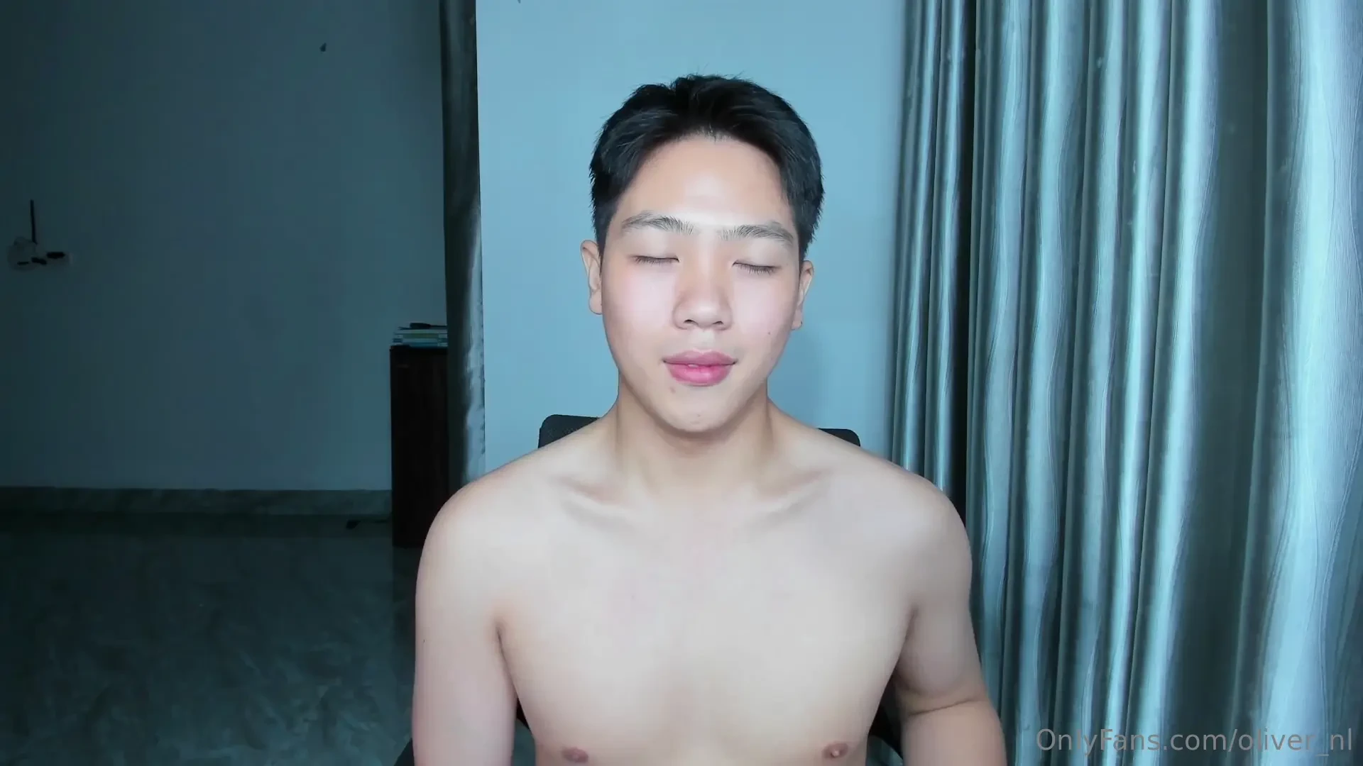 Oliver has a very hard and wet cock 