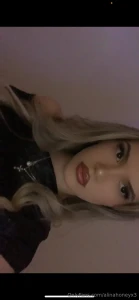 Ich stehe vor dem spiegel lege den letzten schliff an mein make-up an