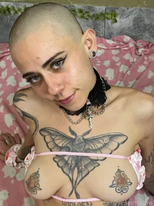 Enjoy my body and bald head uwu cute alt bald baldgirl owo egirl