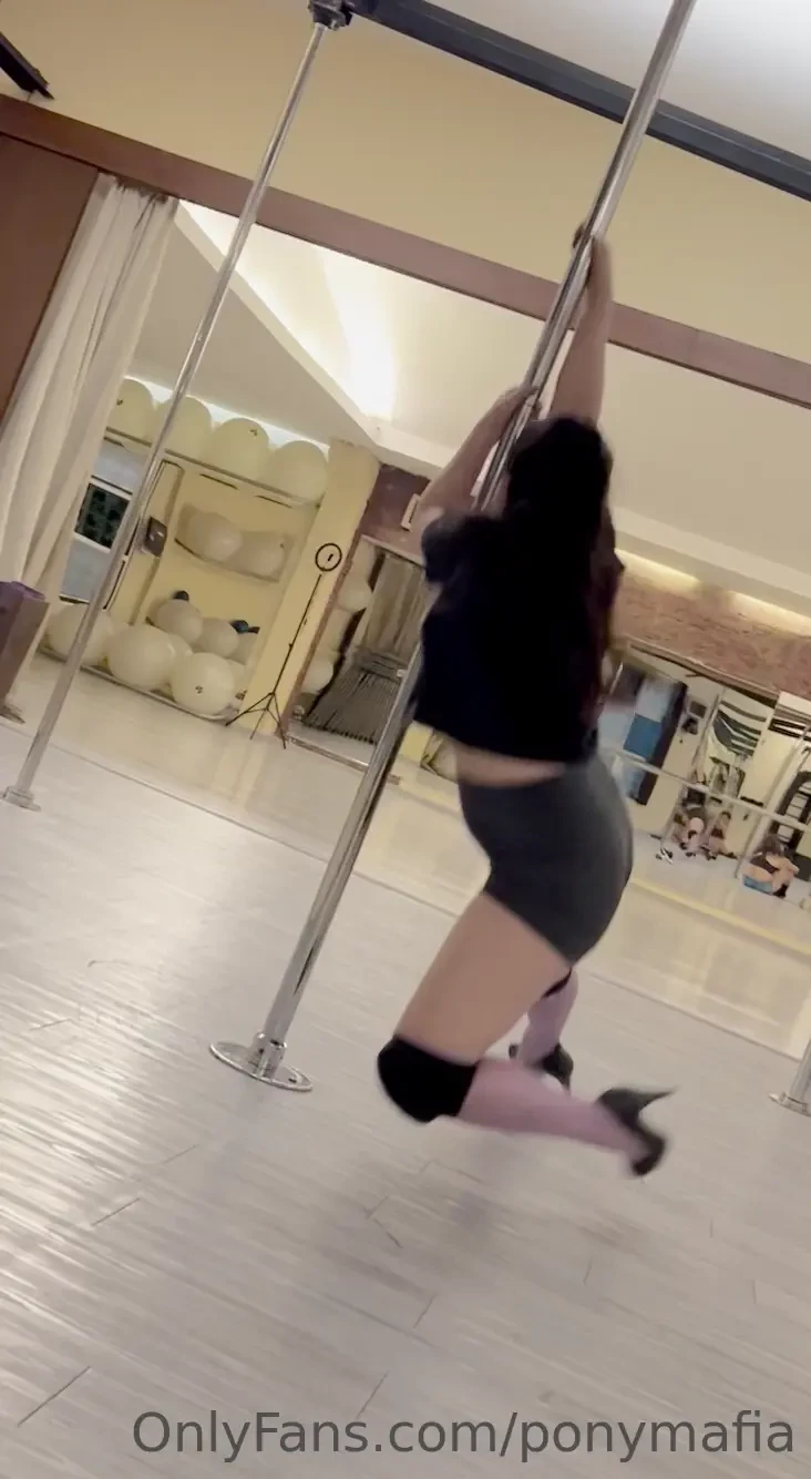 Don t laugh of me it s my 3rd exotic class i have 4 months trying pole 