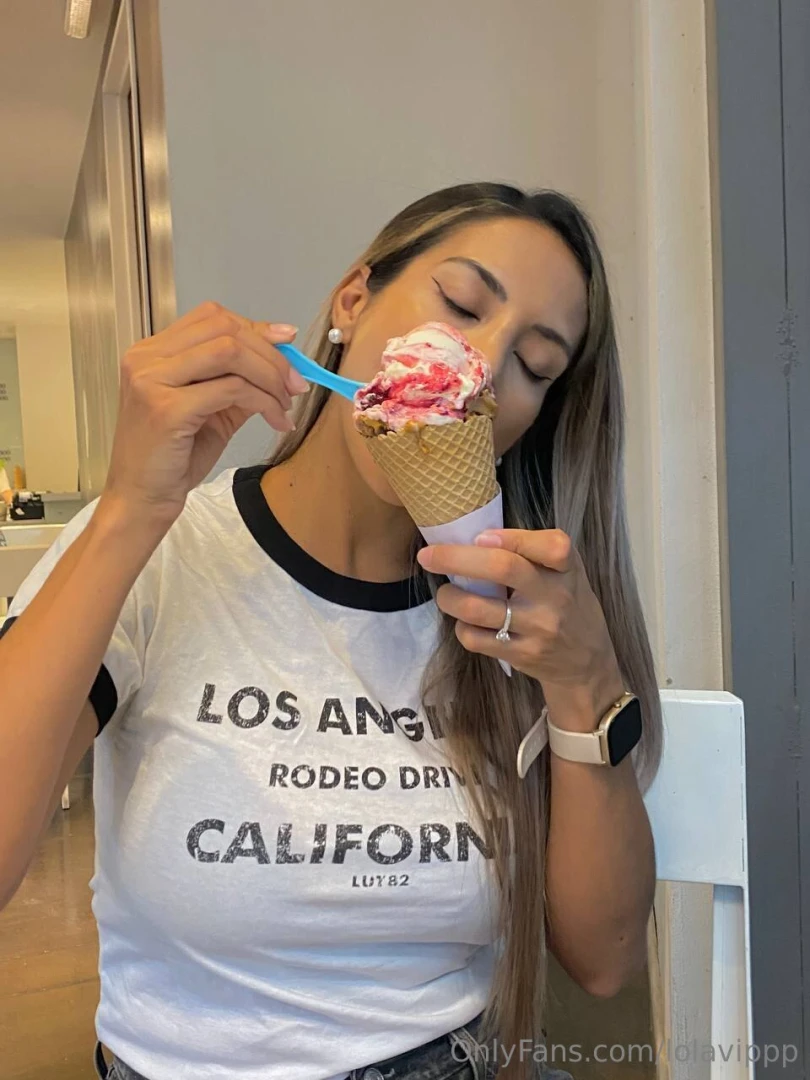 I like strawberry vanilla ice cream 