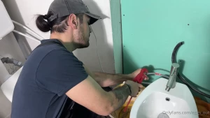 L idraulico mi ha sfondato la figa