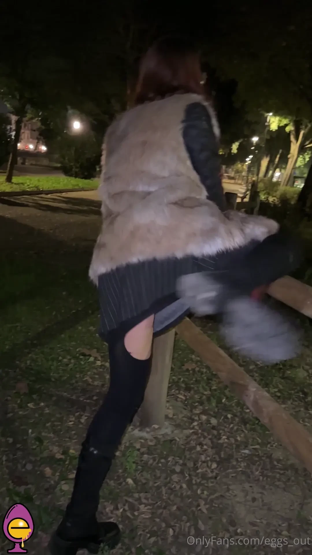 In giro con i collant strappati mi tolgo le mutandine vai a cercare 