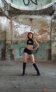 En la fabrica abandonada
