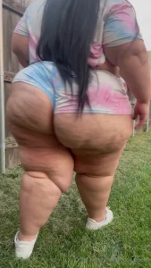 Nice weather to walk and shake some ass