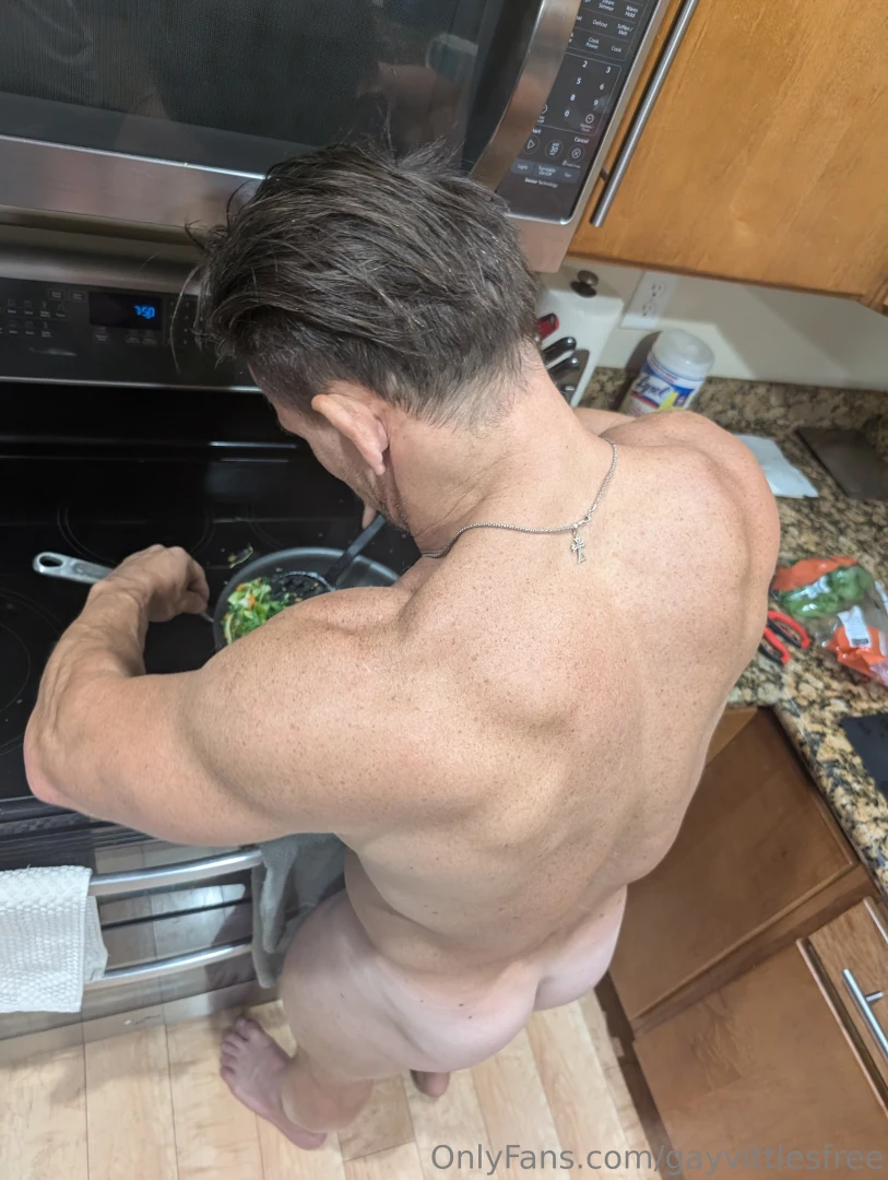 Cooking in the nude 