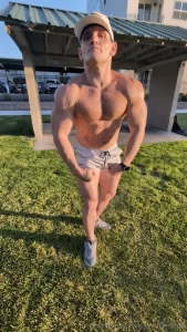 I m a total beginner at flexing i need training on how to flex pose