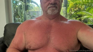 I got too much sun last weekend i m paying for it now i need someone