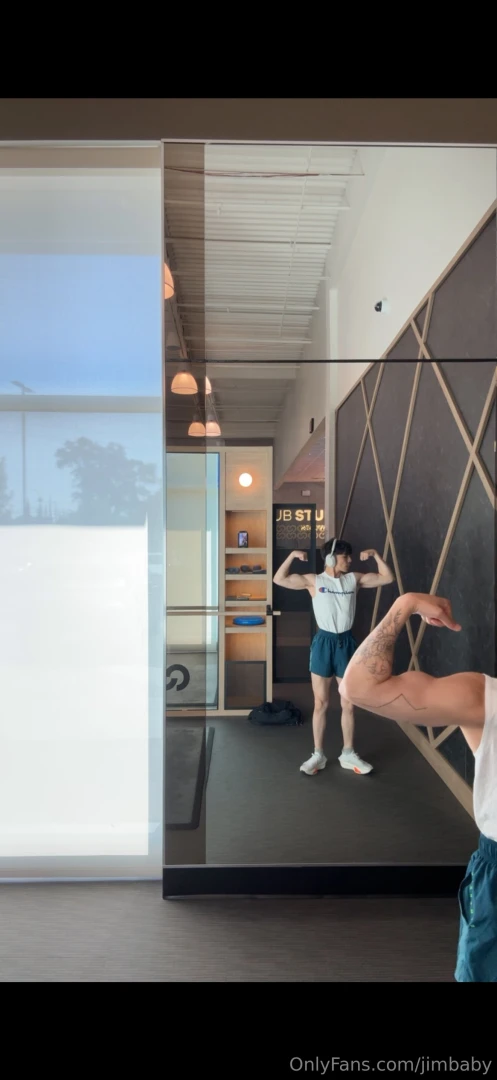 If this gets to 100 likes ima send a free nude we have no legs 