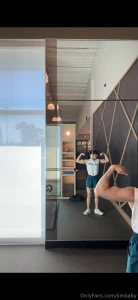 If this gets to 100 likes ima send a free nude we have no legs