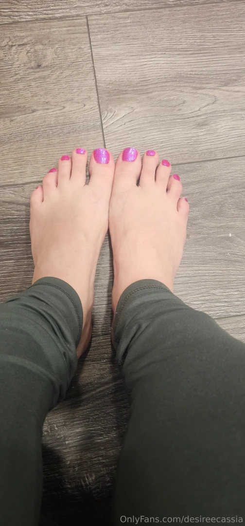 Pink thongs pink toes 