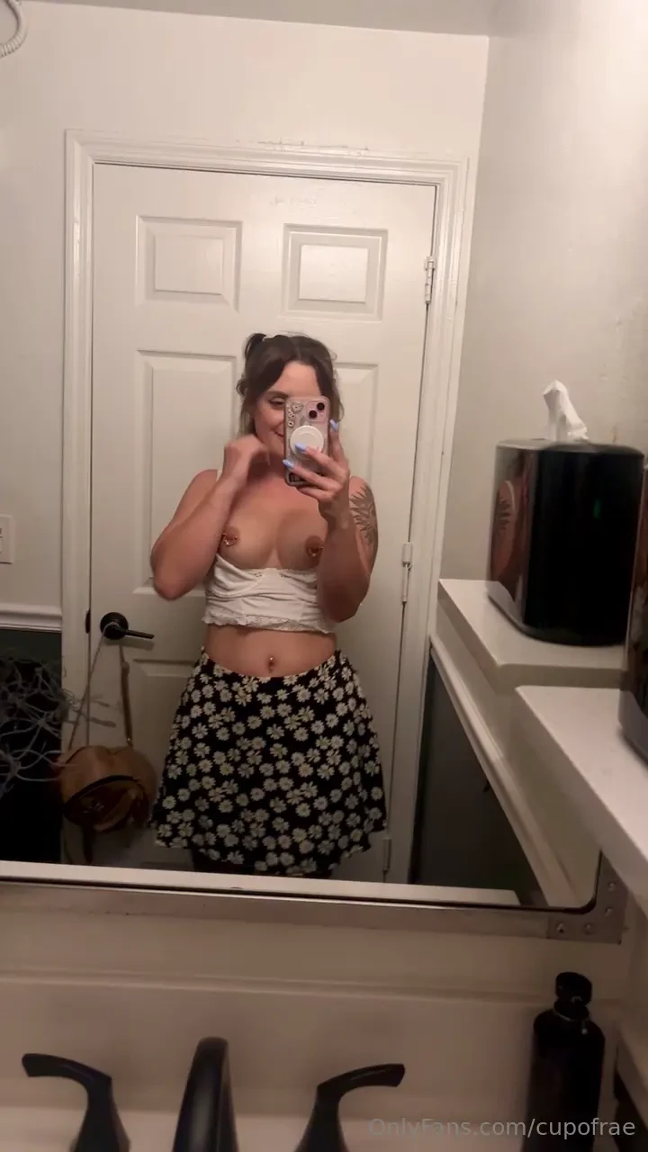 Pick a bathroom and let s fuck 