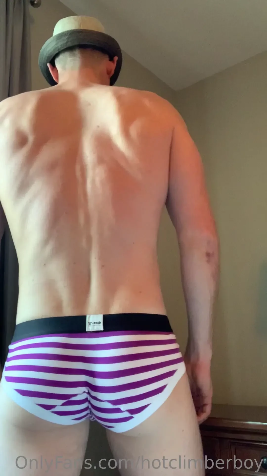 A little butt flex to start your week 