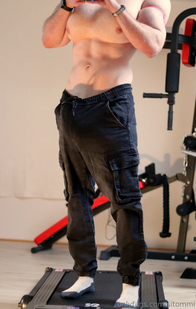 Hi have a nice friday night everyone i tried on how my pants from last part 1 