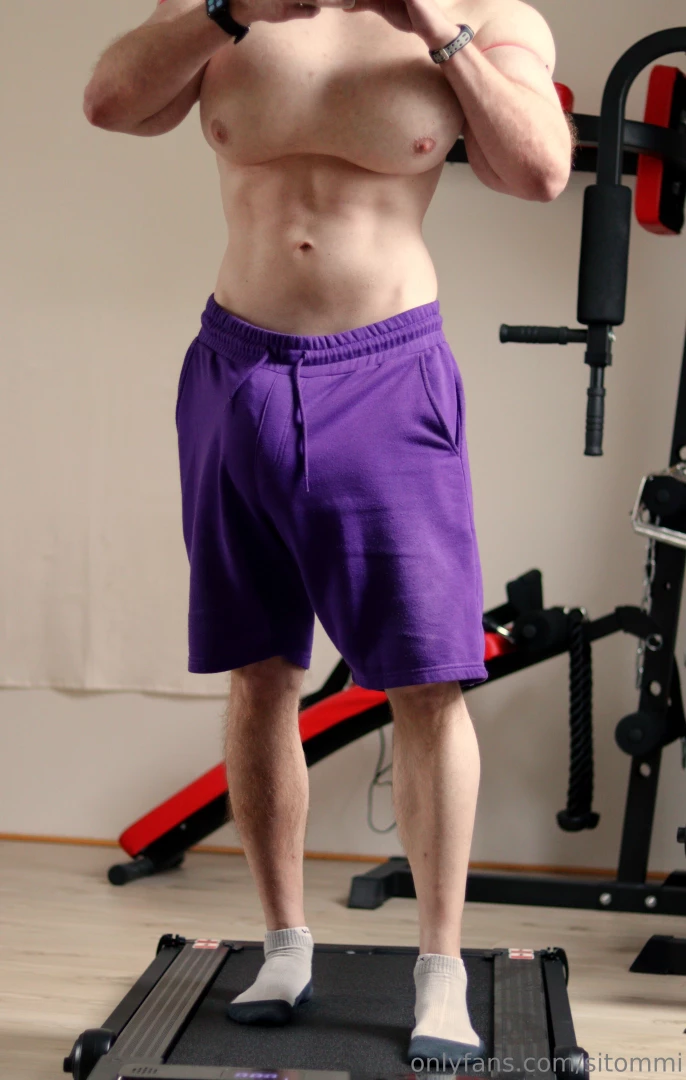 Hi have a nice friday night everyone i tried on how my pants from last 