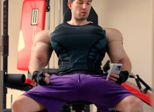 Hi have a nice tuesday everyone i got two new xxl sports tank tops so part 2