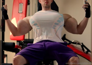 Hi have a nice tuesday everyone i got two new xxl sports tank tops so part 1