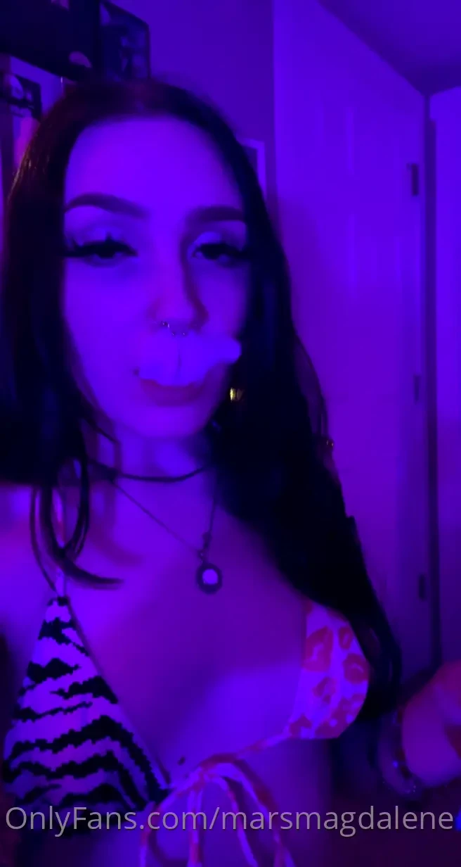 Anybody else have a fetish for smoke my fav is vapes amp blunts i 