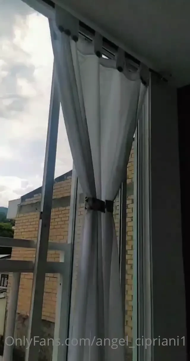 Who would like to see me masturbate on this balcony 