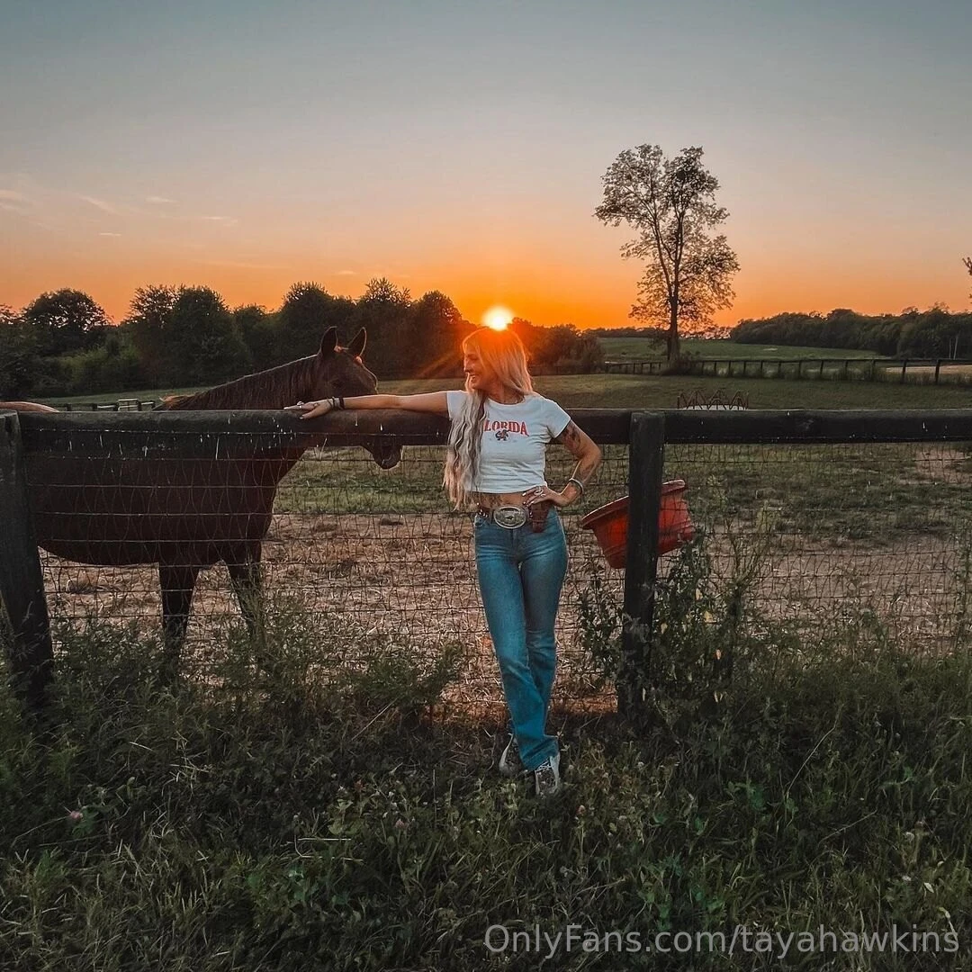 No one told you a cowgirl could be this hot did they 