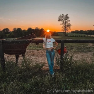 No one told you a cowgirl could be this hot did they