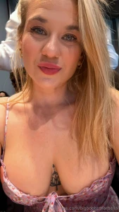 Estoy en la boda de una amiga me da un morbo hacer videollamadas aqui