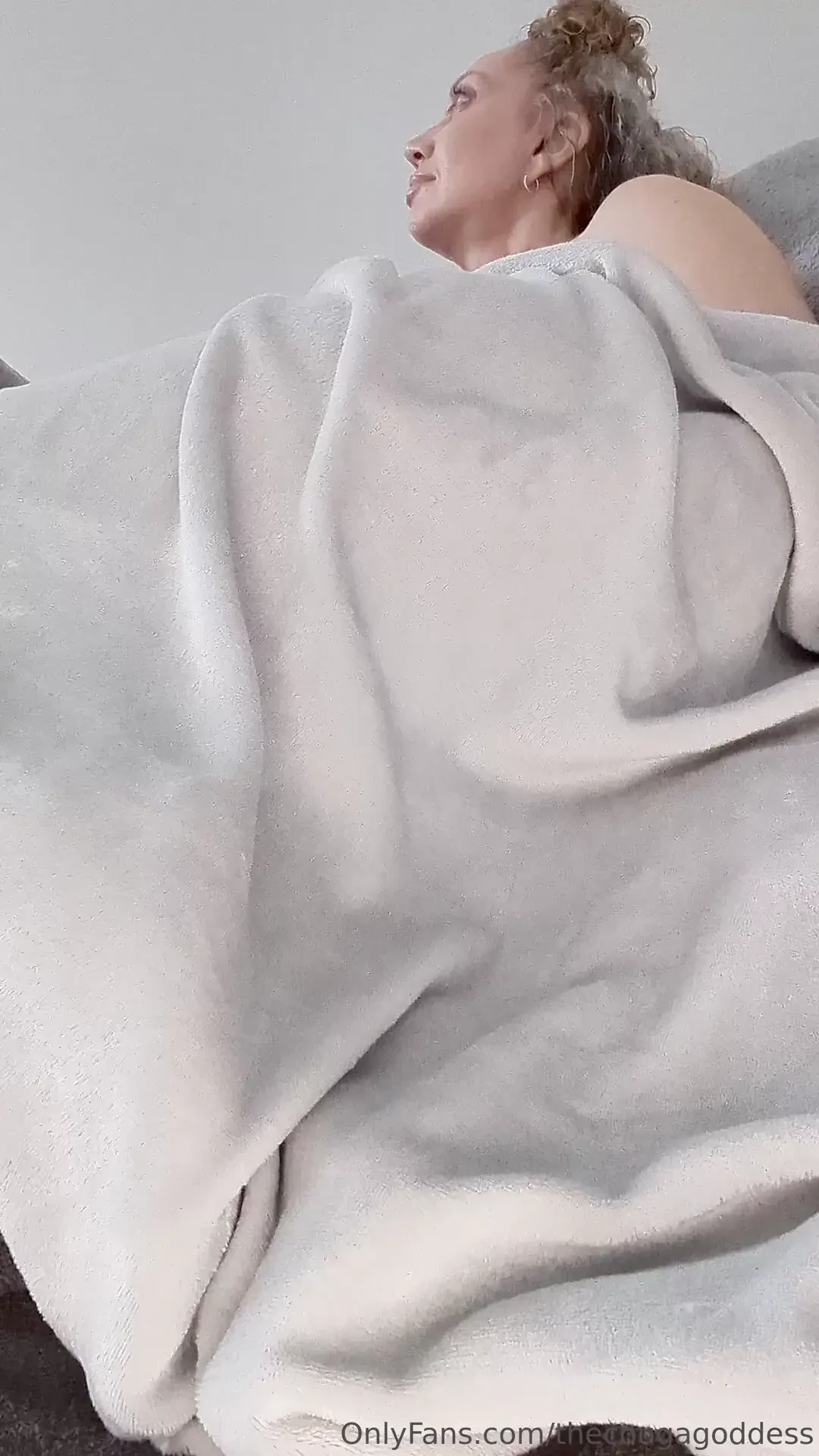 Always gotta play with my pussy while watching tv 