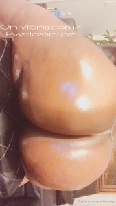 Booty bounce oiled up