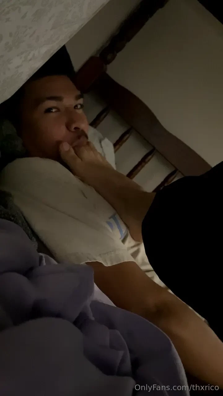 Taking turns suckin each other up 