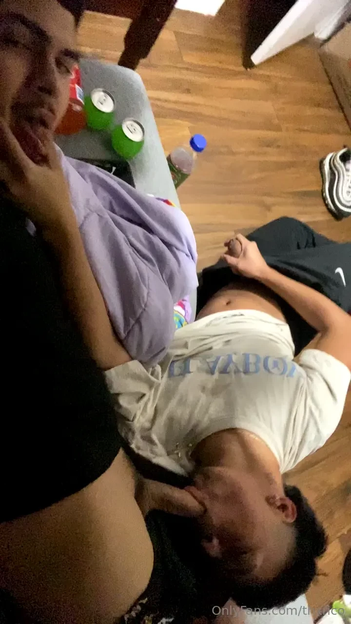 Taking turns suckin each other up part 1 