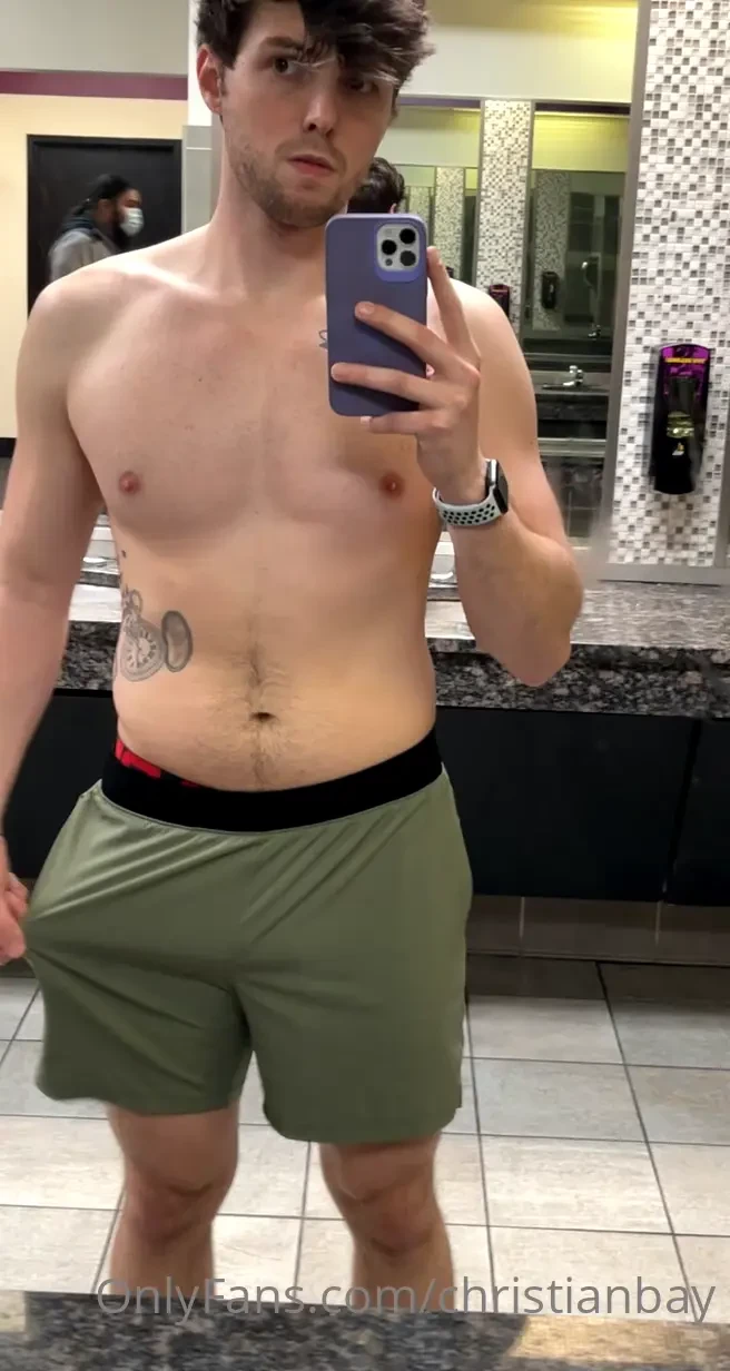 Who likes nip slips at the gym i know i do 