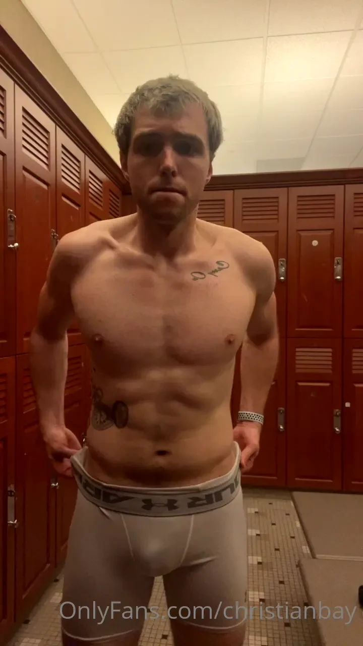 Todays chest and tricep pump along with some ass and cock bulge anyone part 2 
