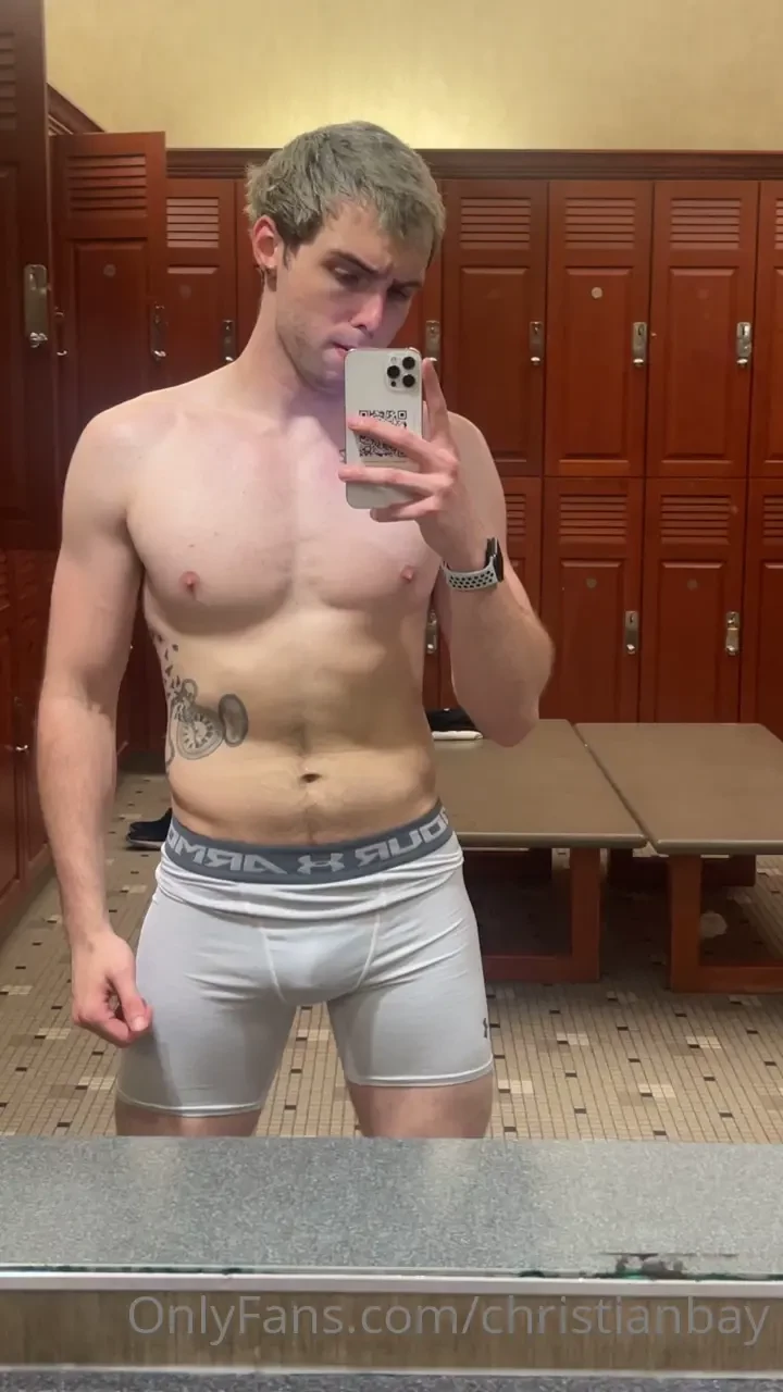 Todays chest and tricep pump along with some ass and cock bulge anyone part 1 