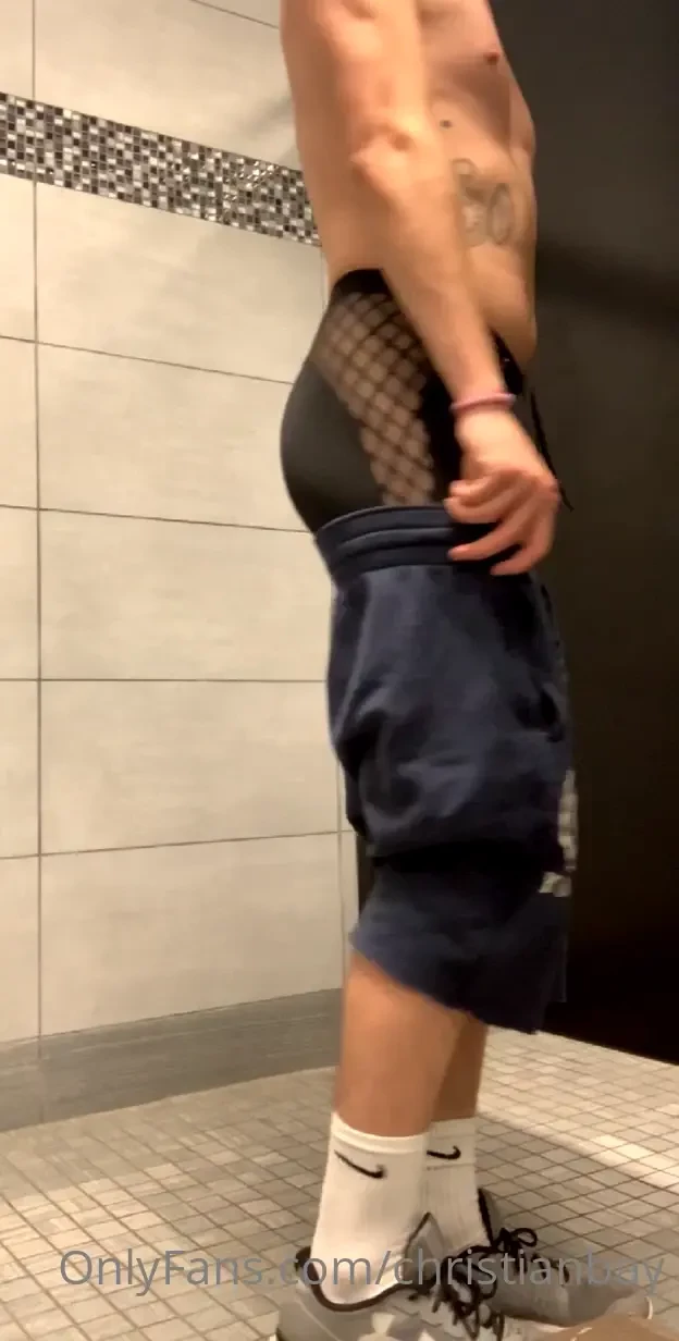 Strip tease at the gym 