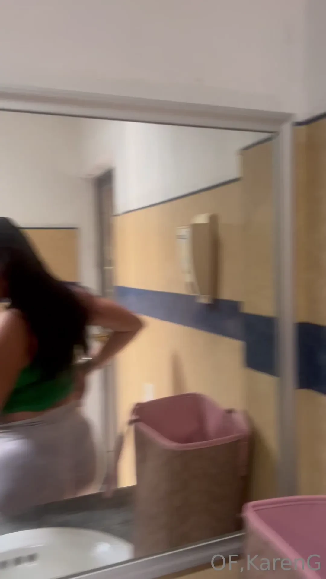 Todo me sud en el gym me ayudas a secarme 