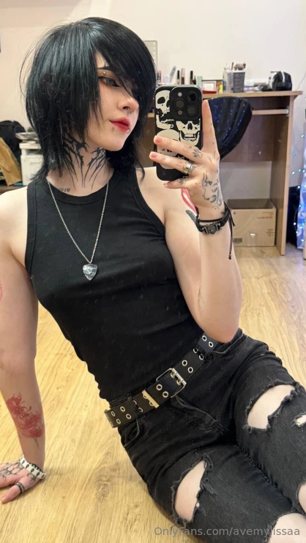 Cute jeans on this cute body 