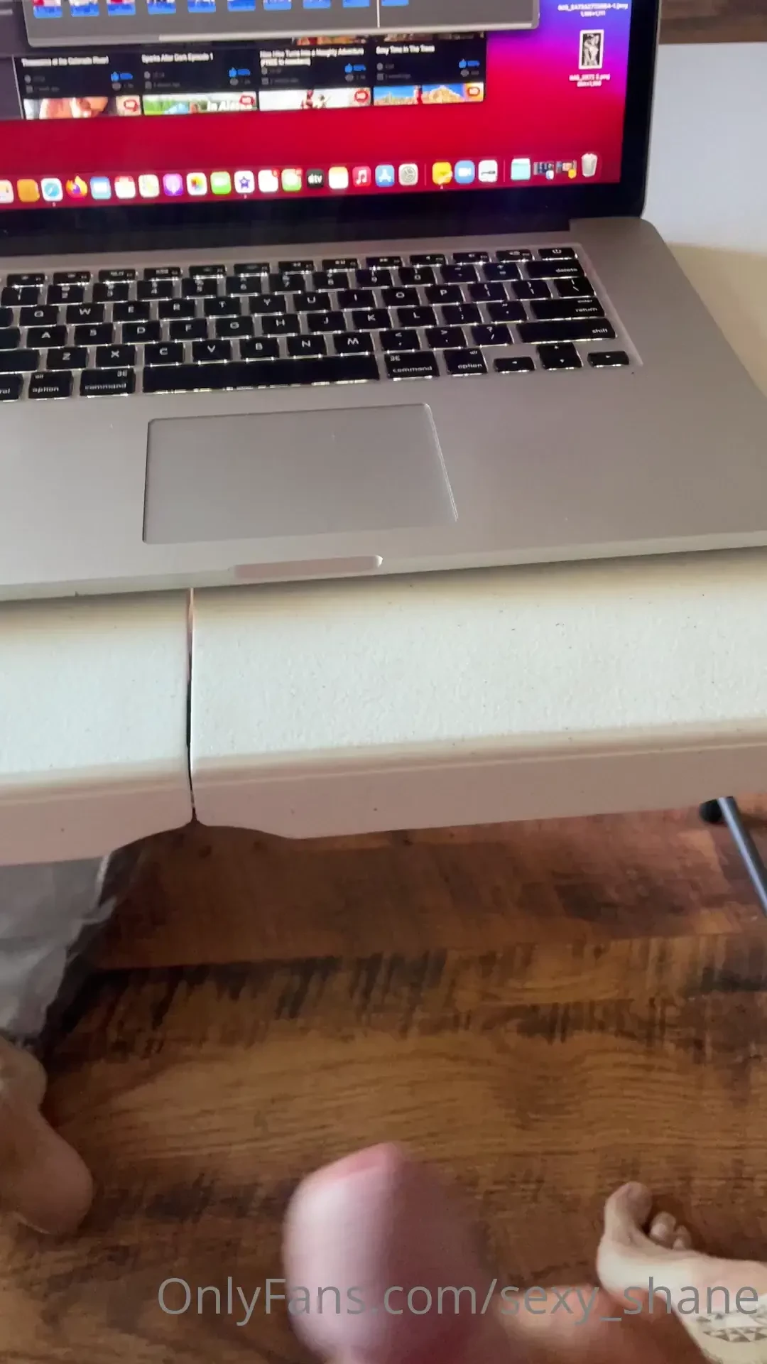 Jerking my cock while i edit my own porn lol 