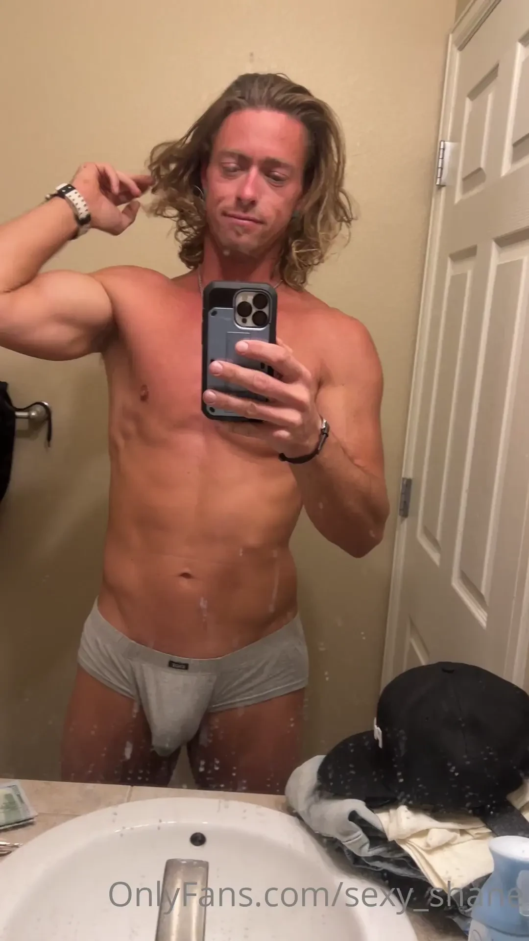 Made it to my buddies place in denver was feeling sexy in his bathroom 