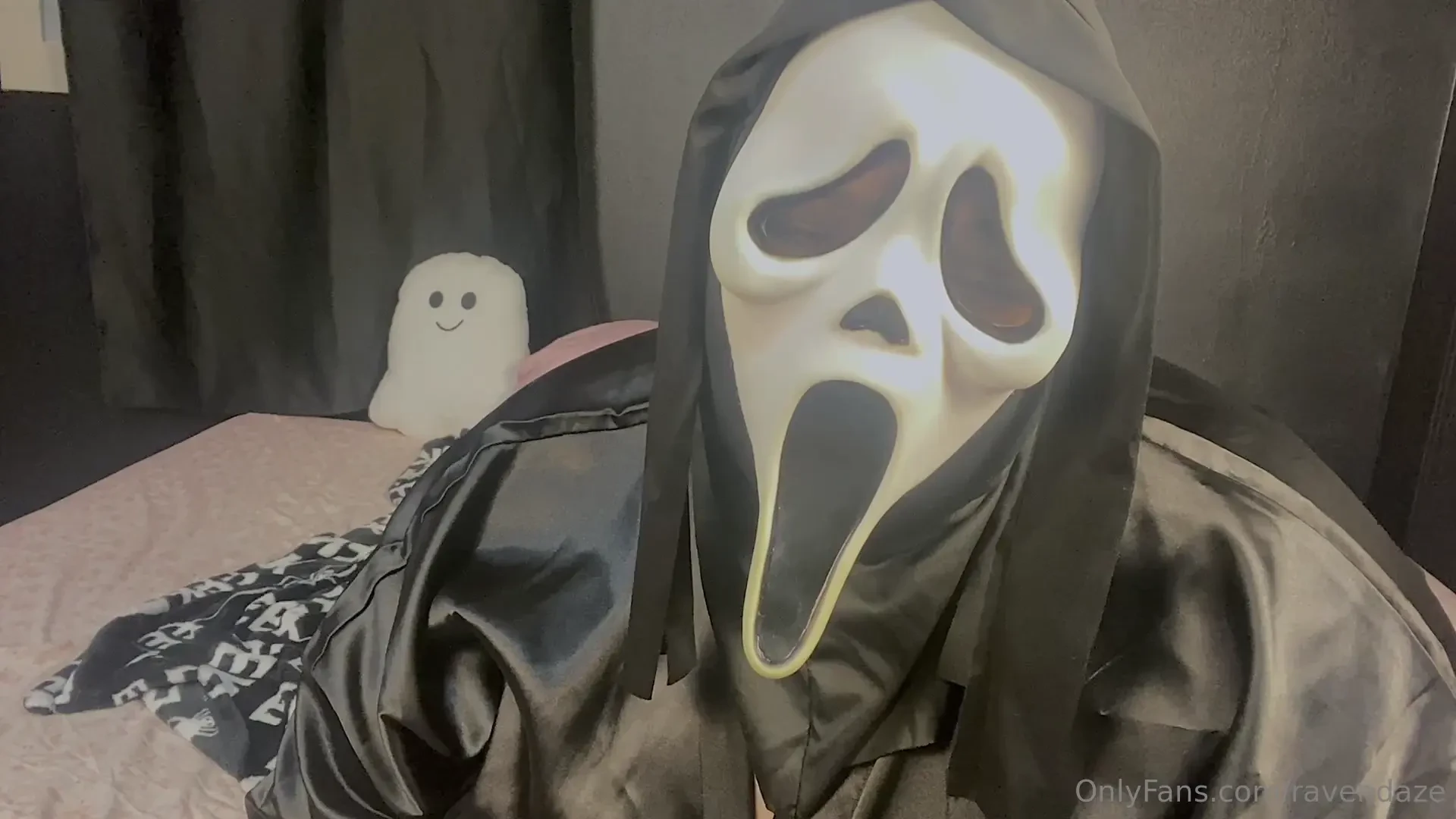 What s your favorite scary movie watch me take the biggest dildo i 